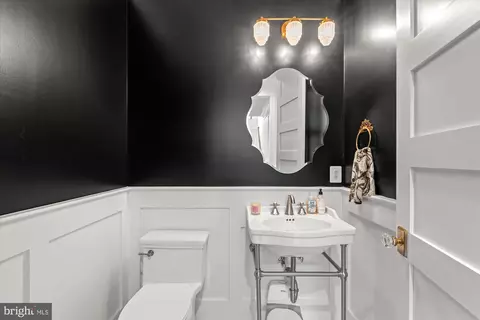 Bath - 6518 Beverly Ave, Mclean, VA 22101 photo 2 of 10