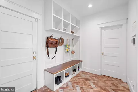 Entry Way - 6518 Beverly Ave, Mclean, VA 22101 photo 2 of 10