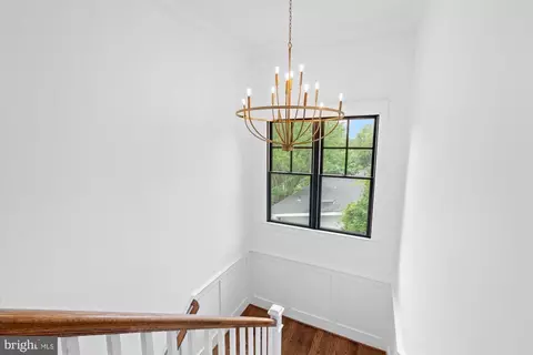 Entry Way - 6518 Beverly Ave, Mclean, VA 22101 photo 6 of 10