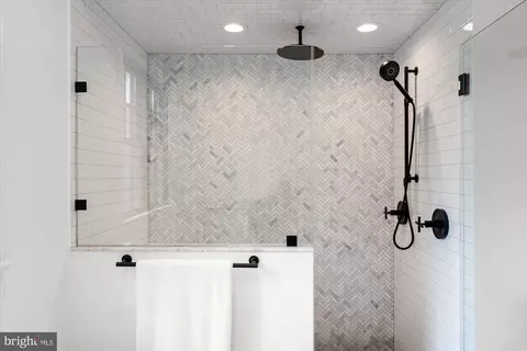 Bath - 6518 Beverly Ave, Mclean, VA 22101 photo 6 of 10