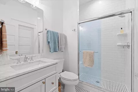Bath - 6518 Beverly Ave, Mclean, VA 22101 photo 10 of 10
