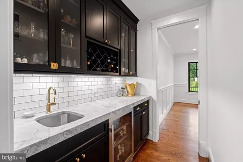 Entry Way - 6518 Beverly Ave, Mclean, VA 22101 photo 3 of 10