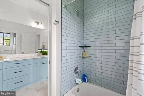 Bath - 6518 Beverly Ave, Mclean, VA 22101 photo 8 of 10