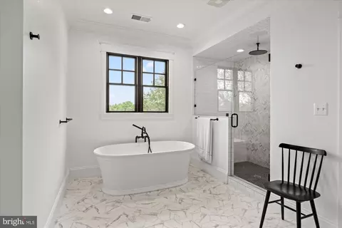 Bath - 6518 Beverly Ave, Mclean, VA 22101 photo 4 of 10