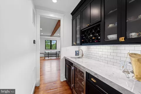 Entry Way - 6518 Beverly Ave, Mclean, VA 22101 photo 4 of 10