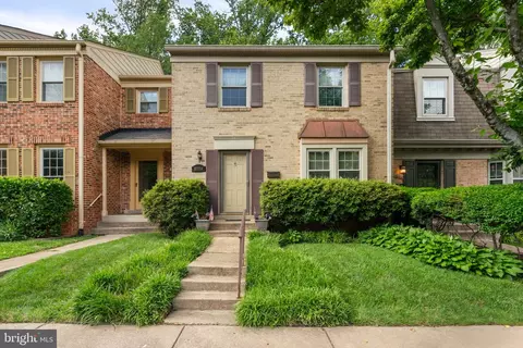 10334 Hampshire Green Ave, Fairfax, VA 22032