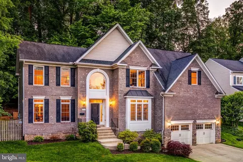 7235 Woodley Pl, Falls Church, VA 22046