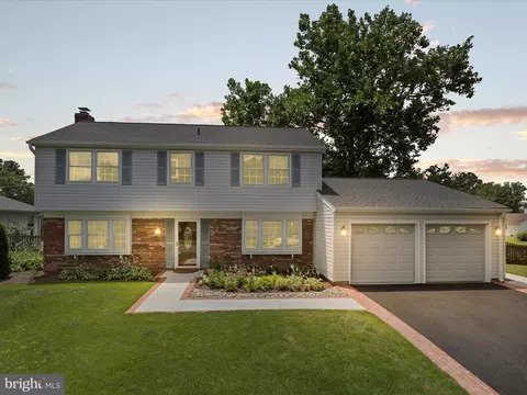 13129 Pennerview Ln, Fairfax, VA 22033