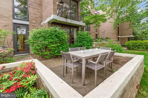 1690 Chimney House Rd, Reston, VA 20190
