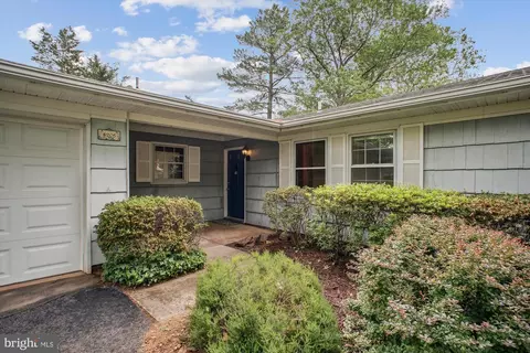 4205 Pinefield Ct, Fairfax, VA 22033