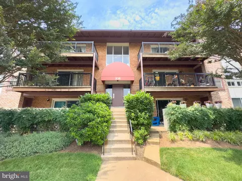 218 Locust St SE #151, Vienna, VA 22180