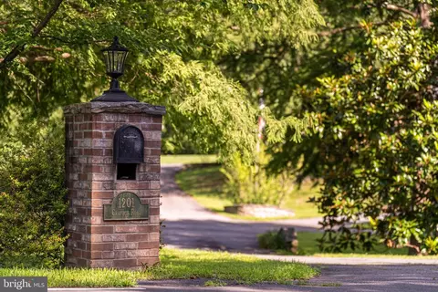 1201 Crayton Rd, Herndon, VA 20170