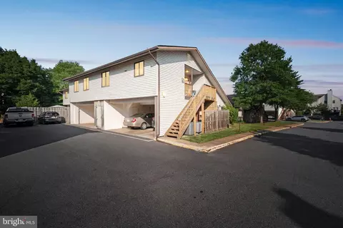 4115 Meadowland Ct #CT 8, Chantilly, VA 20151