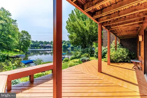 Exterior - 2127 Cabots Point Ln, Reston, VA 20191 photo 7 of 9