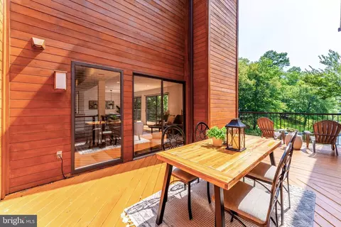 Exterior - 2127 Cabots Point Ln, Reston, VA 20191 photo 6 of 9