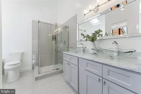 Bath - 2127 Cabots Point Ln, Reston, VA 20191 photo 2 of 4