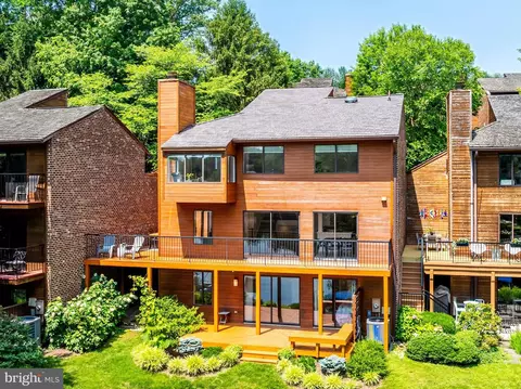 Exterior - 2127 Cabots Point Ln, Reston, VA 20191 photo 3 of 9