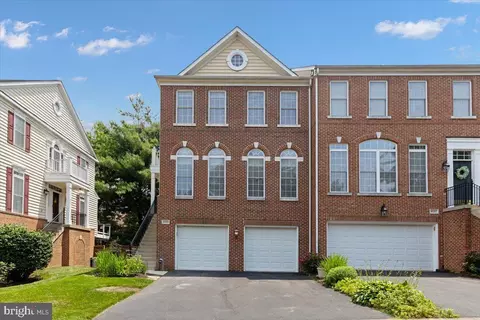 4025 Quiet Creek Dr, Fairfax, VA 22033