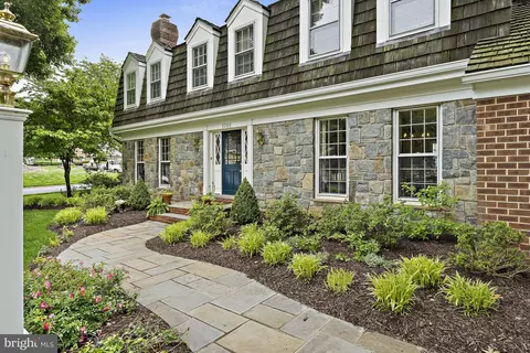 1301 Timberly Ln, Mclean, VA 22102 photo 2