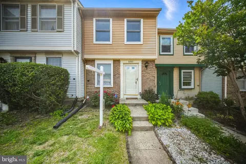 8282 Crestmont Cir, Springfield, VA 22153