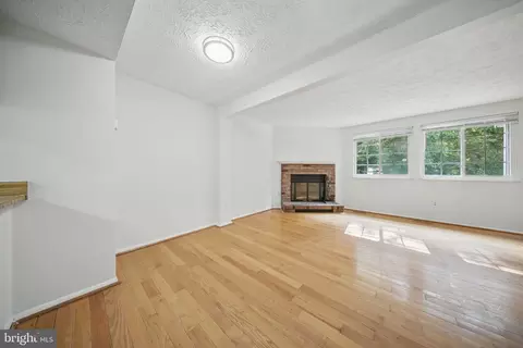 8282 Crestmont Cir, Springfield, VA 22153 photo 3