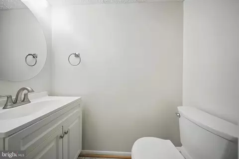 8282 Crestmont Cir, Springfield, VA 22153 photo 17
