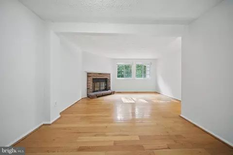 8282 Crestmont Cir, Springfield, VA 22153 photo 4