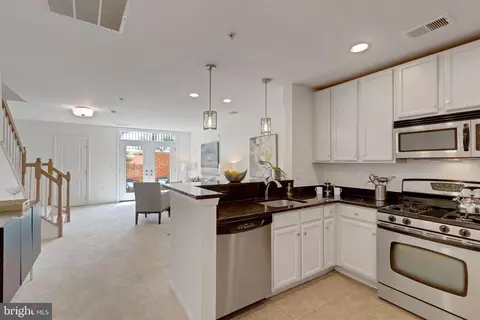 2665 Prosperity Ave #6, Fairfax, VA 22031