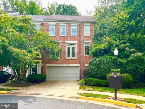 Exterior - 1310 Sundial Dr, Reston, VA 20194 photo 7 of 9
