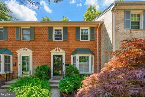 261 Commons Dr NW, Vienna, VA 22180