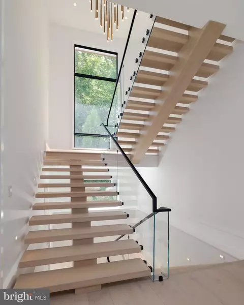Entry Way - 6501 Bright Mountain Rd, Mclean, VA 22101 photo 4 of 5