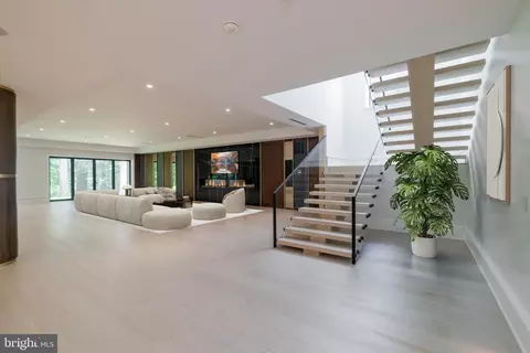 Living - 6501 Bright Mountain Rd, Mclean, VA 22101 photo 3 of 4