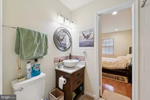 Bath - 6625 Weatheford Ct, Mclean, VA 22101 photo 2 of 4