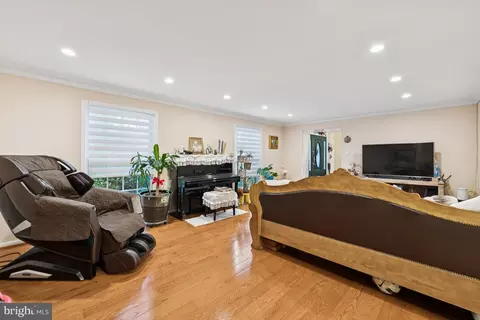 Entry Way - 6625 Weatheford Ct, Mclean, VA 22101 photo 5 of 8