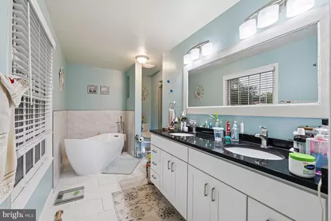 Bath - 6625 Weatheford Ct, Mclean, VA 22101 photo 3 of 4