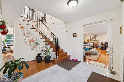 Entry Way - 6625 Weatheford Ct, Mclean, VA 22101 photo 6 of 8