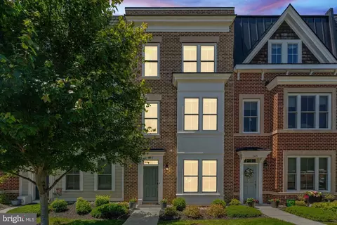 145 Center St S #4, Vienna, VA 22180