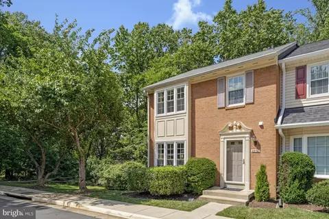 8530 Raglan Rd, Vienna, VA 22182 photo 2