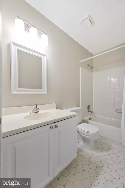 8530 Raglan Rd, Vienna, VA 22182 photo 32