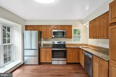 8530 Raglan Rd, Vienna, VA 22182 photo 6