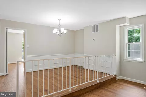 8530 Raglan Rd, Vienna, VA 22182 photo 12