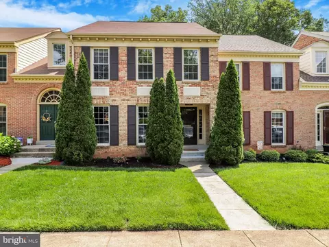 4621 Luxberry Dr, Fairfax, VA 22032