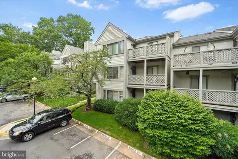 2221 Hunters Run Dr, Reston, VA 20191