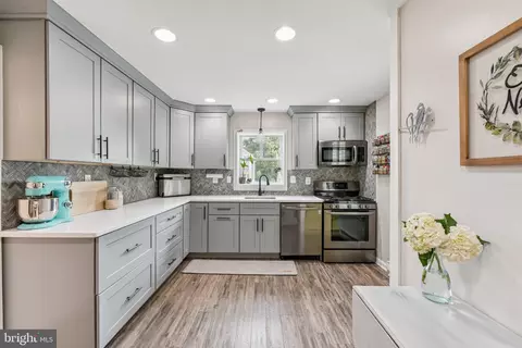 7004 Lee Park Ct, Falls Church, VA 22042