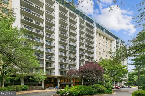 3800 Powell Ln #802, Falls Church, VA 22041