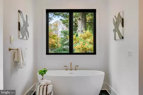 Bath - 7000 Tyndale St, Mclean, VA 22101 photo 2 of 4