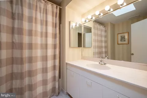Bath - 6501 Menlo Rd, Mclean, VA 22101 photo 4 of 5