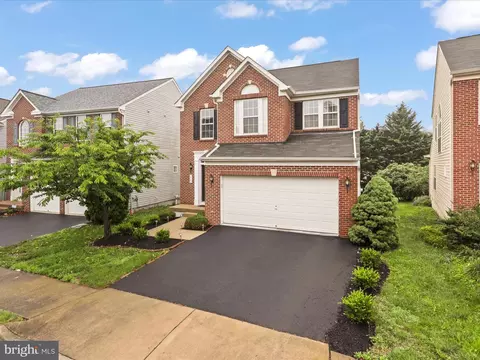 Exterior - 3903 Beeker Mill Pl, Chantilly, VA 20151 photo 4 of 11