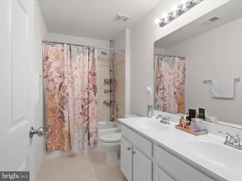Bath - 3903 Beeker Mill Pl, Chantilly, VA 20151 photo 3 of 4