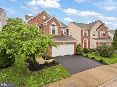Exterior - 3903 Beeker Mill Pl, Chantilly, VA 20151 photo 3 of 11